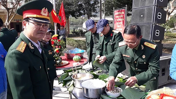 Cán bộ lực lượng Biên Phòng gói bánh chưng trong chương trình Xuân Biên Cương ấm lòng dân bản