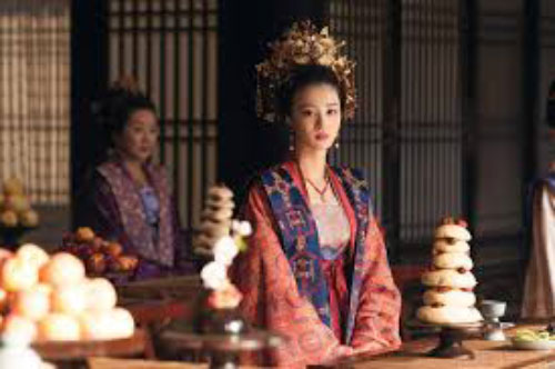 Nàng sủng phi có số phận thăng trầm lạ thường: Đang được sủng ái lại bị Hoàng đế gả cho tướng quân, rồi lại bị ép quay trở về cung