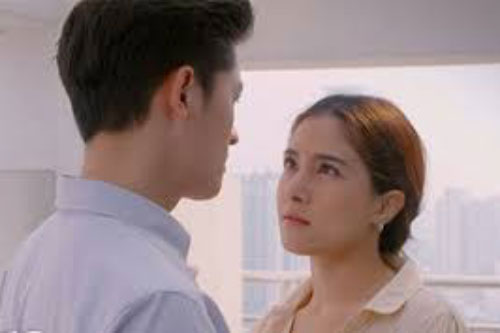 Tăm tia chú hàng xóm giàu có đã lâu, nhưng tới chơi Tết tôi phát hiện hộp gỗ lạ dưới gầm bàn mới tái mặt, kiếm cớ xin lui vội