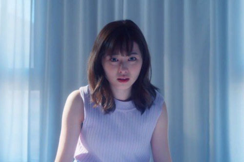 Đêm khuya có tiếng đập cửa, tôi choáng váng khi nhận được 1 đôi giày rách