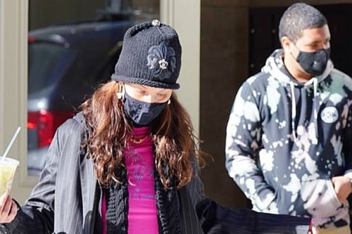 Bella Hadid tái xuất nổi bật trên đường phố New York