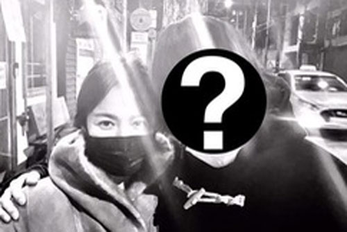 Mặc kệ chồng cũ liên tục có động thái, Song Hye Kyo vẫn thoải mái xuất hiện bên cạnh người đàn ông này