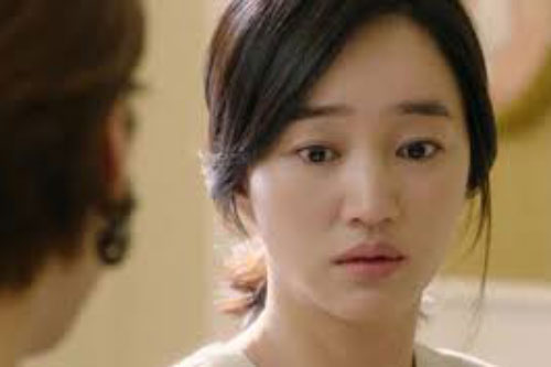 Những tưởng chị gái được sống sung sướng, tôi thất kinh khi nghe chuyện về những vết đinh trên cánh tủ quần áo