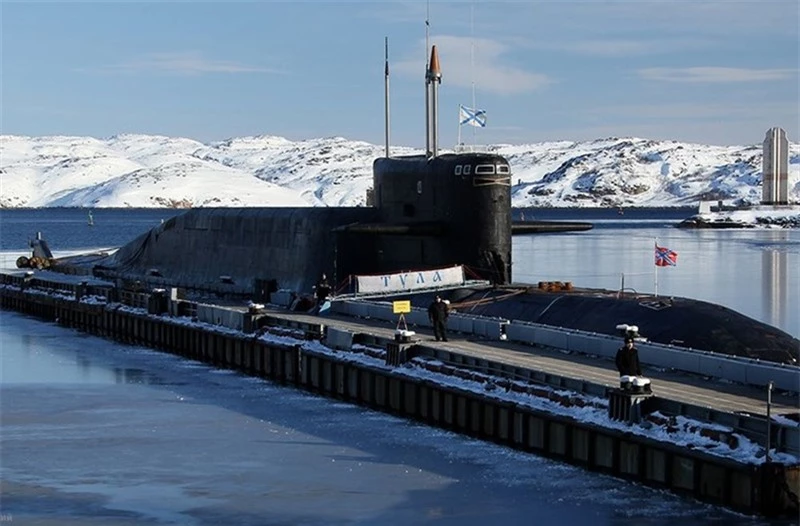 Thiết kế đặc biệt, cái lưng gù của tàu ngầm K-114 Tula chính là nơi đặt hệ thống vũ khí mạnh nhất của tàu này – hệ thống tên lửa đạn đạo liên lục địa với 16 ống phóng thẳng đứng.