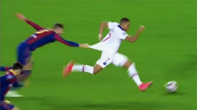 Pique kéo áo Mbappe cực kỳ lộ liễu