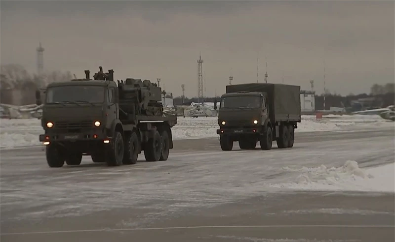 Trong đợt triển khai này ngoài số binh sĩ kể trên còn có 13 xe thiết giáp chuyên dụng, trong đó phần lớn là robot phá bom mìn Uran-6. Theo danh sách được Nga công bố, chủng loại xe được triển khai bào gồm xe bọc thép Typhoon-K, robot Uran-6.