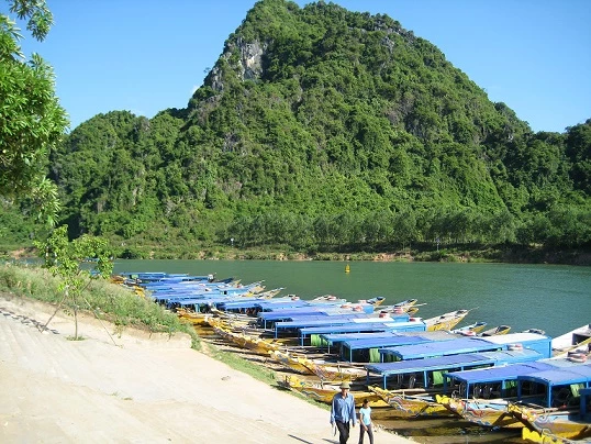 Cảnh vắng khách của một trung tâm du lịch lớn của cả nước- Bến thuyền sông Son Quảng Bình 