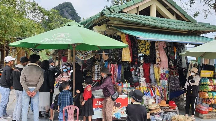 Điểm mua hàng lưu niệm Phong Nha bắt đầu rộn ràng- niềm vui đầu năm của người kinh doanh