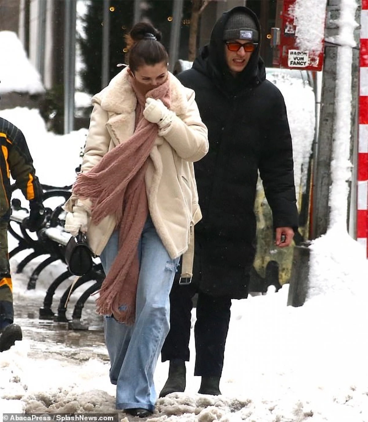 Cách đây không lâu, Selena Gomez vui vẻ đi hẹn hò ăn trưa cùng một chàng trai lạ mặt ở New York.