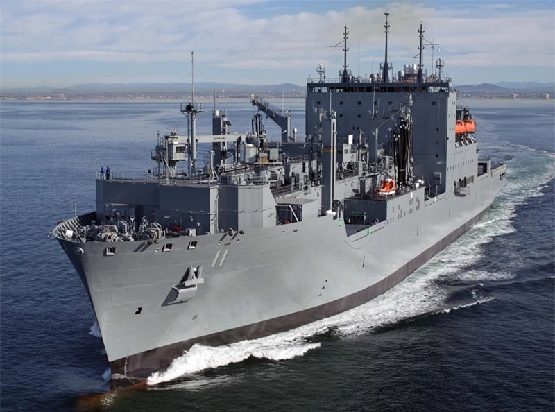 Tàu USNS Washington Chambers được hạ thủy năm 2009 và chính thức hoạt động trong thành phần đội tàu tiếp tế trên biển của Hải quân Mỹ từ tháng 2/2011. Tàu được thiết kế để chuyên thực hiện việc cung cấp đạn dược, vật tư dự phòng, phụ tùng, nước uống và các sản phẩm dầu mỏ cho các tàu khác của Mỹ, cho phép chúng tiếp tục hoạt động và sẵn sàng chiến đấu trong thời gian dài mà không cần cập cảng.