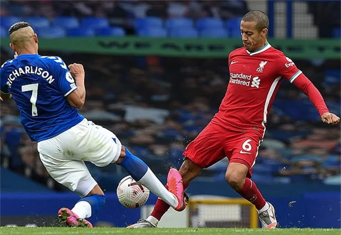 Thiago dính chấn thương ở trận gặp Everton