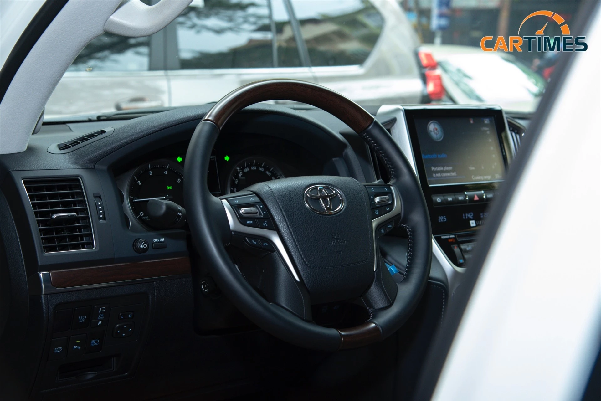 Vô lăng xe xe Toyota Land Cruiser VXS Executive Lounge 2021