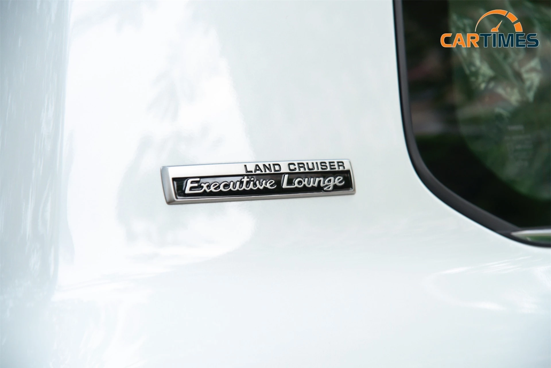 Logo Executive Lounge ở phía sau trụ C