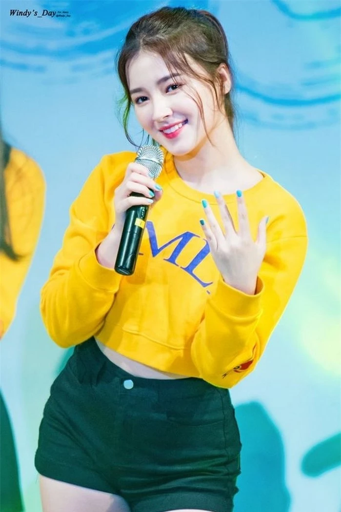 Một nụ cười của thành viên nhóm Momoland thôi cũng khiến trái tim khán giả phải loạn nhịp.