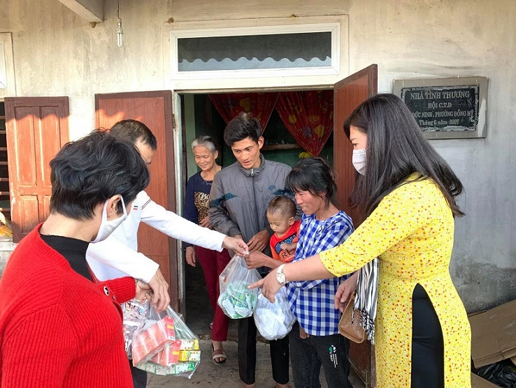 Anh chị em làm du lịch tặng quà cho gia đình khó khăn trong dịp Tết đến xuân về