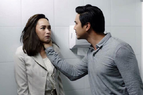 Vô tình mượn điện thoại mẹ vợ, tin nhắn hiện ra khiến tôi sụp đổ