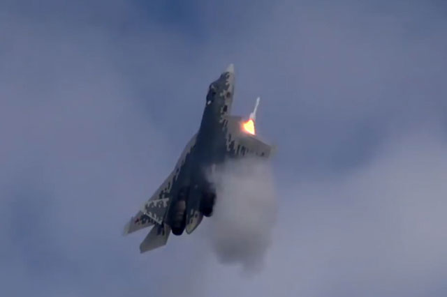 Su-57 phô diễn kỹ năng phóng tên lửa khi bay thẳng đứng