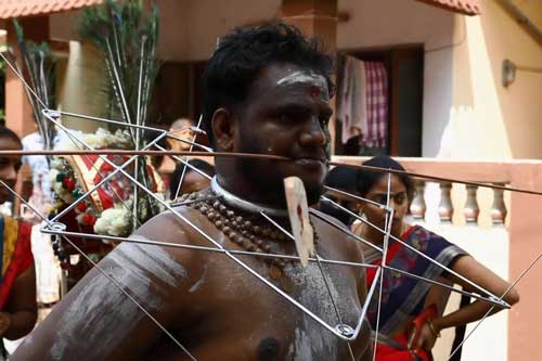 Màn xỏ khuyên sắt ngang cơ thể ghê rợn trong lễ hội Ấn Độ