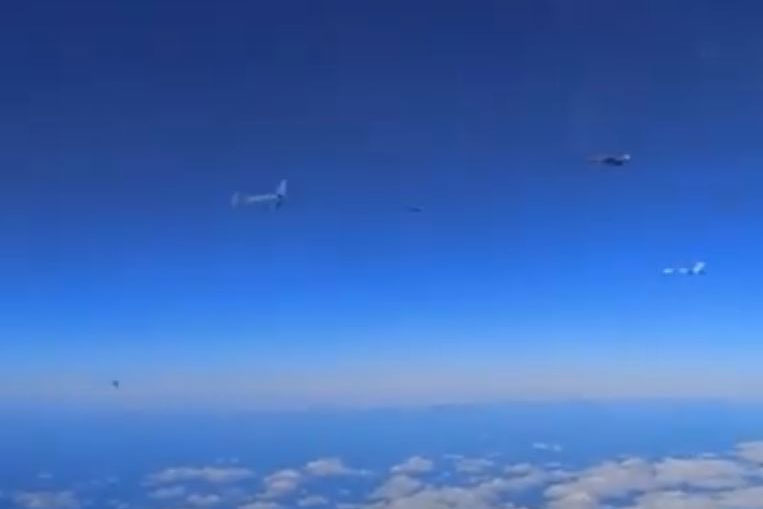 Su-27 của Nga đánh chặn một nhóm máy bay chiến đấu của Pháp gần biên giới