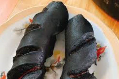 Mải đọc tin, cô gái biến chiếc xúc xích chiên thành “thảm họa bóng đêm” khiến ai xem cũng không nhịn được cười