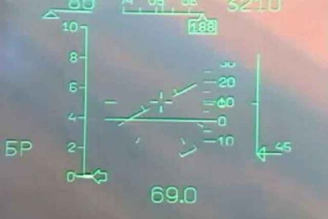 Cận cảnh chiến cơ Mỹ đuổi theo tên lửa hành trình