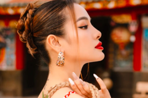 Phương Trinh Jolie: 'Lúc mẹ mất, gia đình tôi còn nhiều khó khăn và thiếu thốn'