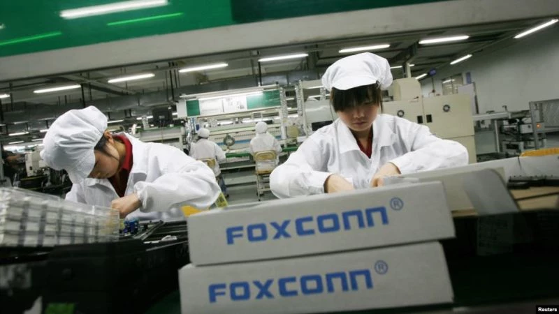 Với một công ty đa quốc gia như Foxconn, việc tham gia vào cuộc cạnh tranh thị trường sử dụng nhiều lao động, chi phí lao động là một trong những yếu tố nhạy cảm nhất.