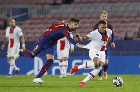 Pique (trái) bất lực đuổi theo Mbappe, hình ảnh tiêu biểu thể hiện sự kém cỏi của Barca trước PSG