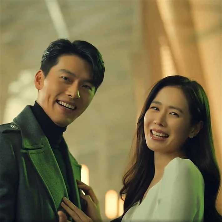 Hyun Bin - Son Ye Jin bị truyền thông xứ Hàn nghi ngờ đã âm thầm kết hôn, chẳng ai mới yêu nhau lại có hành động thân mật đến vậy - Ảnh 2.