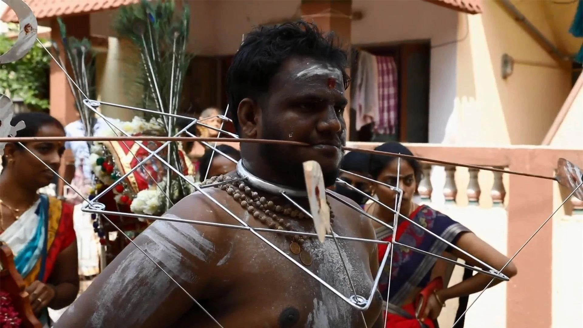 Màn xỏ khuyên sắt ngang cơ thể ghê rợn trong lễ hội Ấn Độ