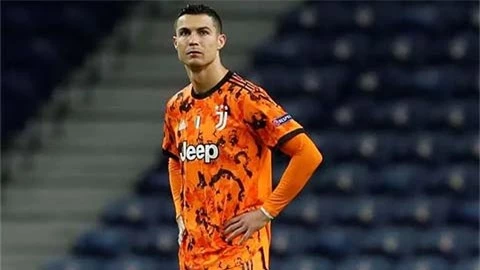 Ronaldo nổi khùng vì bị từ chối penalty phút cuối trận thua Porto