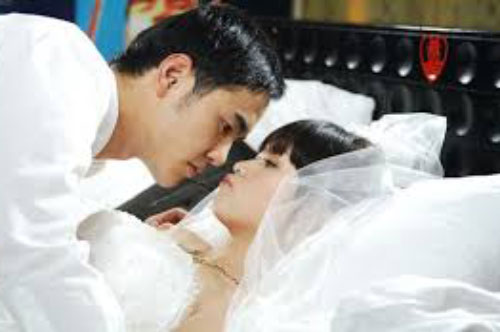 Đêm tân hôn, vừa lật chiếc gối lên mà tôi sợ toát mồ hôi nhìn thứ vợ giấu bên dưới