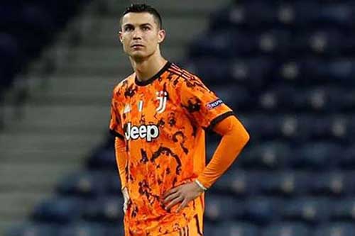 Ronaldo nổi khùng vì bị từ chối penalty phút cuối trận thua Porto