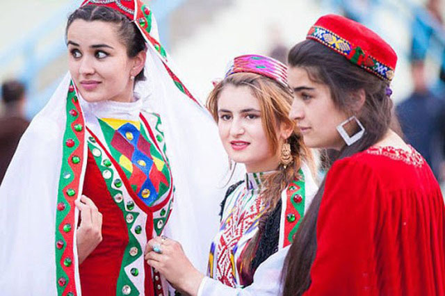 Đất nước cái gì cũng "thiếu" nhưng phụ nữ lại "thừa" sắc đẹp