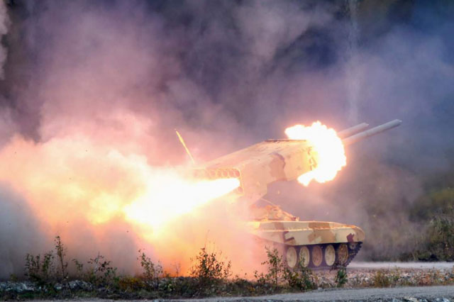 Tên lửa nhiệt áp TOS-1A của Nga khai hỏa
