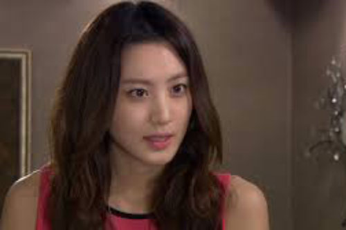 Mẹ vẫn còn sống nhưng chị dâu đã muốn bán nhà bà ở để phân chia tài sản, chồng tôi bất ngờ rút ra một tờ giấy khiến ả ta câm nín