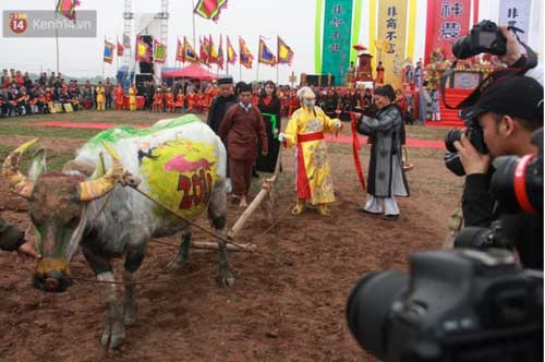 Gặp cụ ông 90 tuổi, gần một thập kỷ đóng giả "vua đi cày": Tôi phải tập quên ăn, quên ngủ để có thần thái giống vua!