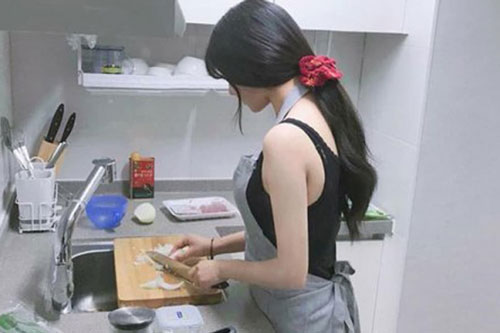 Chị chồng về quê ngủ 'ườn' đến trưa mặc em dâu cơm nước, mẹ ruột nói một câu khiến thay đổi ngay lập tức