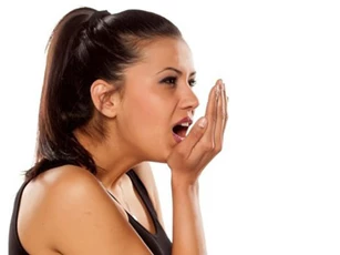 Buổi sáng tại sao hơi thở thường nặng mùi?