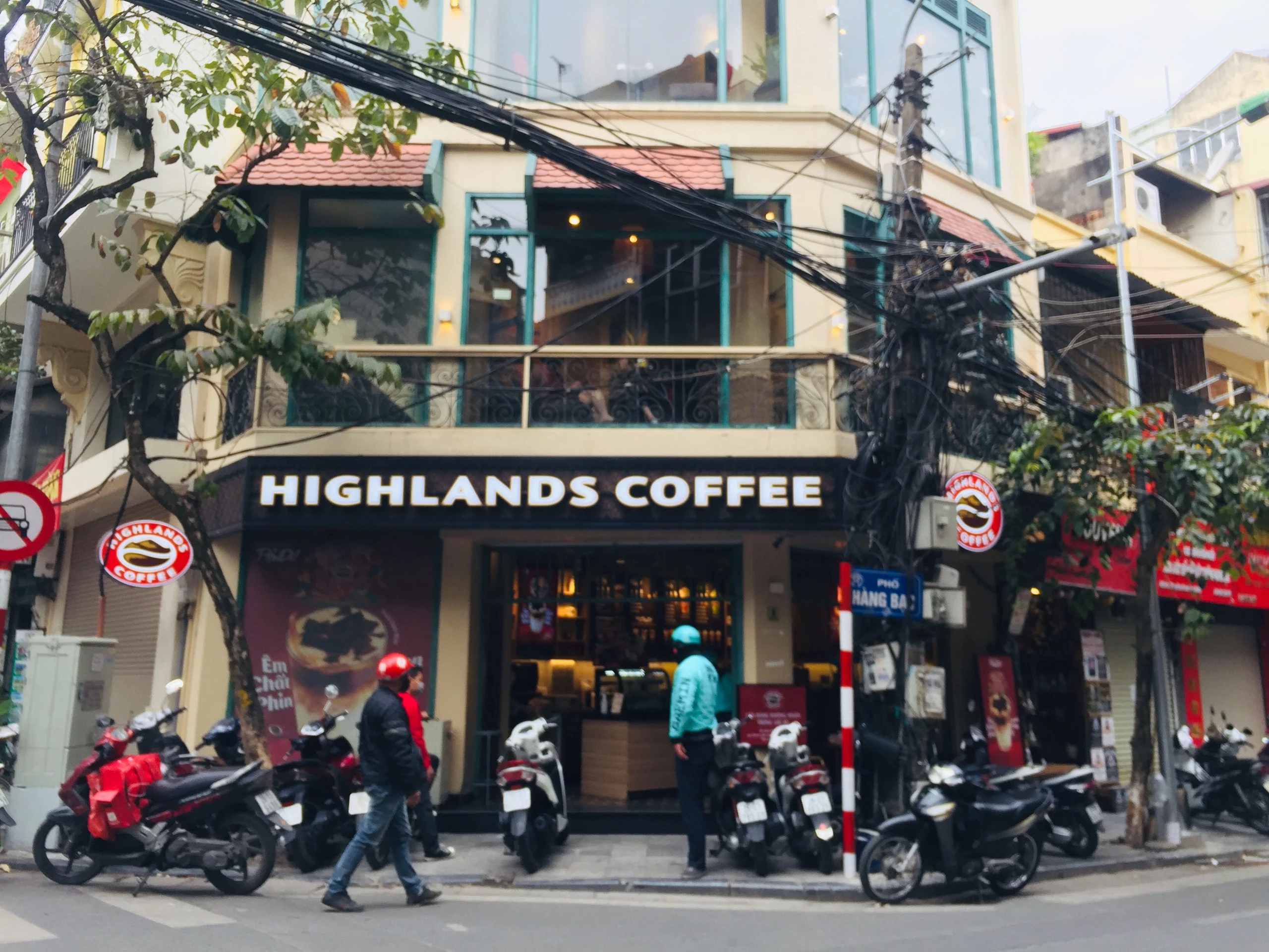 Quán Highlands Coffee tại Hàng Bạc vẫn tấp nập khách ra vào.