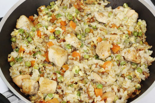 Cách làm cơm rang thịt gà hấp dẫn cho bữa sáng tròn vị