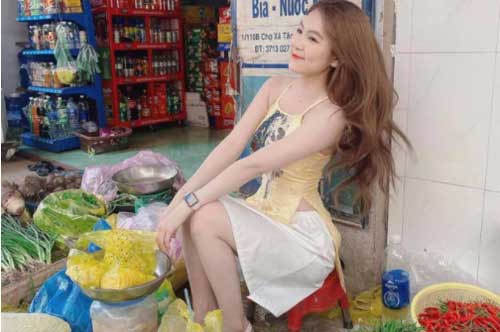 Dừng đóng chung với Lộc Fuho, cô giáo hot girl gây sốc khi mặc áo yếm bán rau ngoài chợ