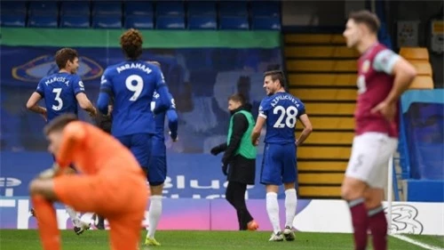 Hàng thủ 3 người của Chelsea đang thi đấu cực hay, thường xuyên ghi bàn và chưa để đối phương chọc thủng lưới lần nào