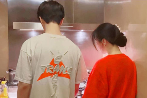 Phạm Băng Băng trực tiếp vào bếp, nấu nướng cặm cụi bên người đàn ông đặc biệt