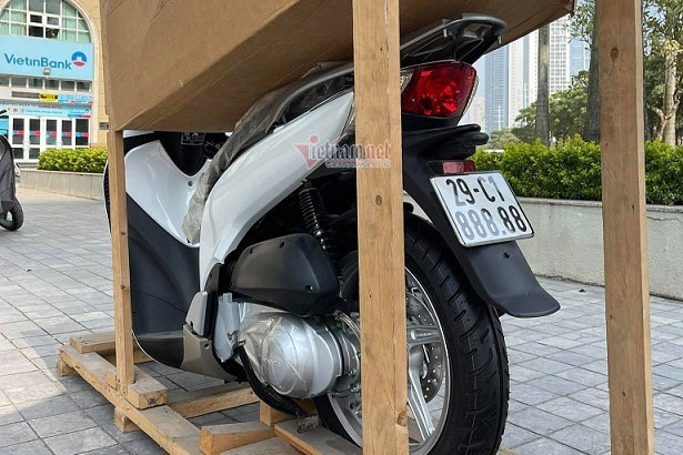 Dân chơi Hà Nội chi 900 triệu tậu Honda SH biển ngũ quý 8