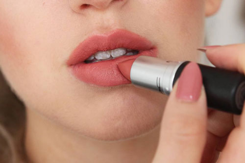 Cách dùng son lì cực chuẩn giúp chống khô môi