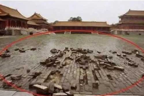 Trận động đất khiến gạch lát Tử Cấm Thành nứt vỡ, bí mật chôn vùi 600 năm dưới nền nhà được hé lộ