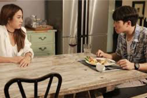 Bố mẹ vợ sang ở vài tháng chồng đòi thu tiền ăn, vợ lẳng lặng đưa cho xem cuốn sổ mà khiến anh xanh xám mặt mày