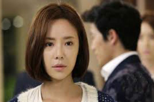 Đến nhà chồng cũ đón con về mà anh ta mang một cuốn sổ ra yêu cầu ký tên khiến tôi phẫn nộ ứa nước mắt