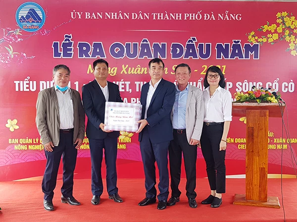 Chủ tịch UBND TP Đà Nẵng tặng quà đầu năm mới cho BQL dự án và Liên danh nhà thầu...